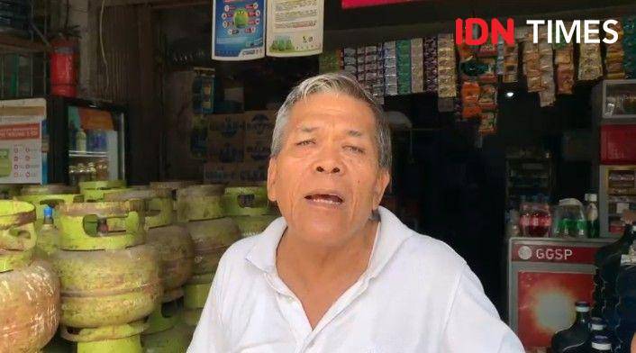 Sinaga selaku pemilik pangkalan gas di Medan Denai (IDN Times/Eko Agus Herianto)