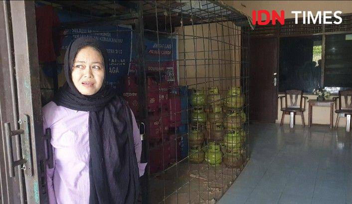 Elvira selaku pemilik pangkalan gas di Kota Medan (IDN Times/Eko Agus Herianto)