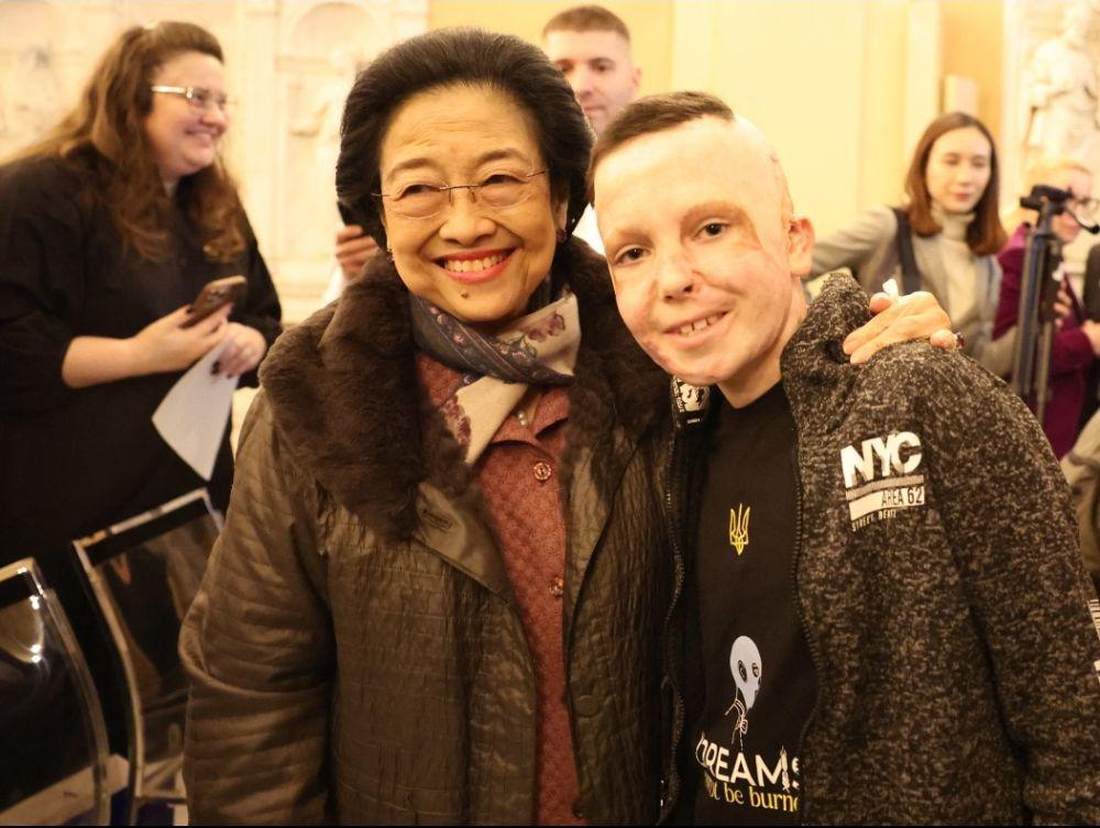 Megawati Bertemu Anak Korban Perang Palestina-Ukraina di Roma