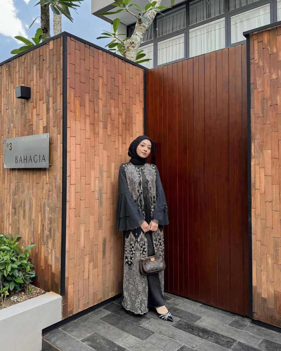 inspirasi dress brokat untuk lebaran ala Meirani Amalia (instagram.com/meiraniap)