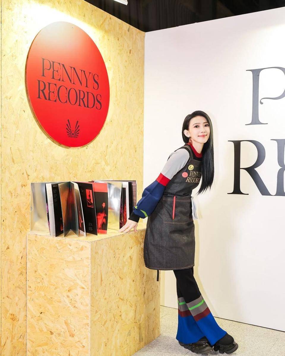 OOTD ala Penny Tai, Penyanyi OST Meteor Garden (instagram.com/pennyxtai)
