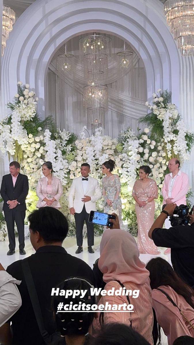Gaya Busana dan Makeup Andrea Scherer (instagram.com/stories/anqela.tee)