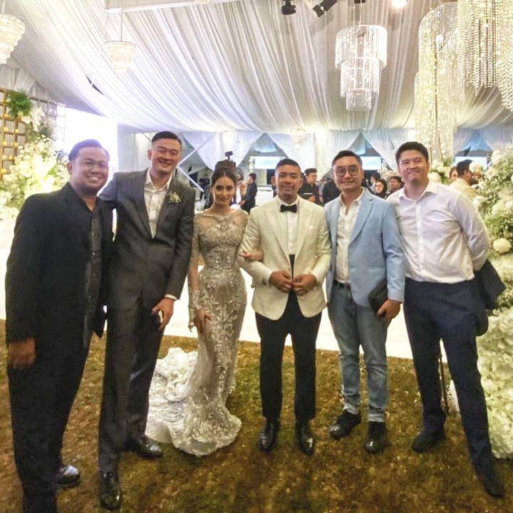 Gaya Busana dan Makeup Andrea Scherer. (instagram.com/agungsuryadjelantik)