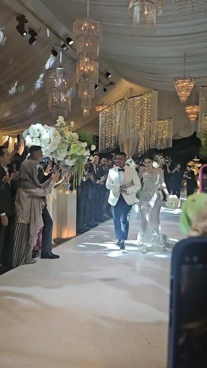 Gaya Busana dan Makeup Andrea Scherer(instagram.com/stories/suciwinata21)