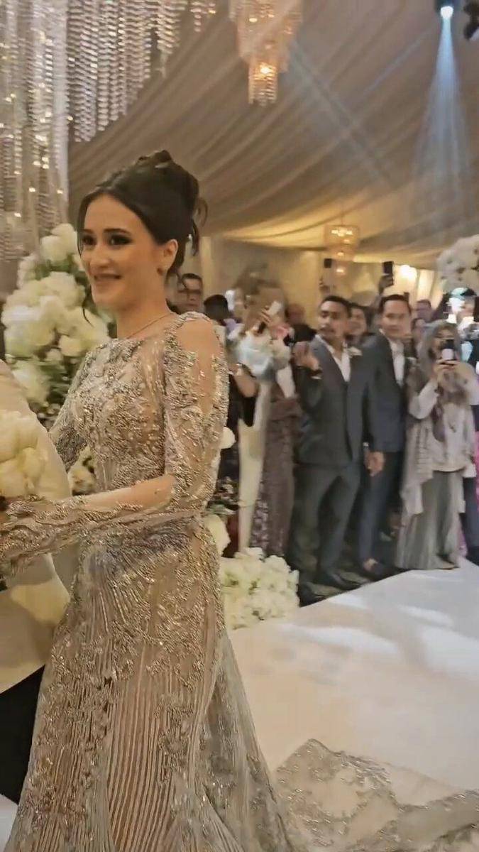 Gaya Busana dan Makeup Andrea Scherer. (instagram.com/stories/suciwinata21)