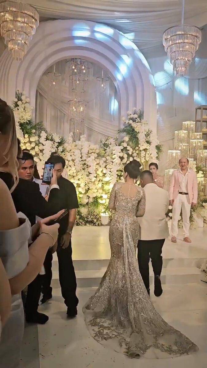Gaya Busana dan Makeup Andrea Scherer. (instagram.com/stories/suciwinata21)
