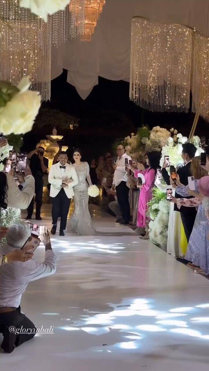 Gaya Busana dan Makeup Andrea Scherer (instagram.com/stories/coachlika)