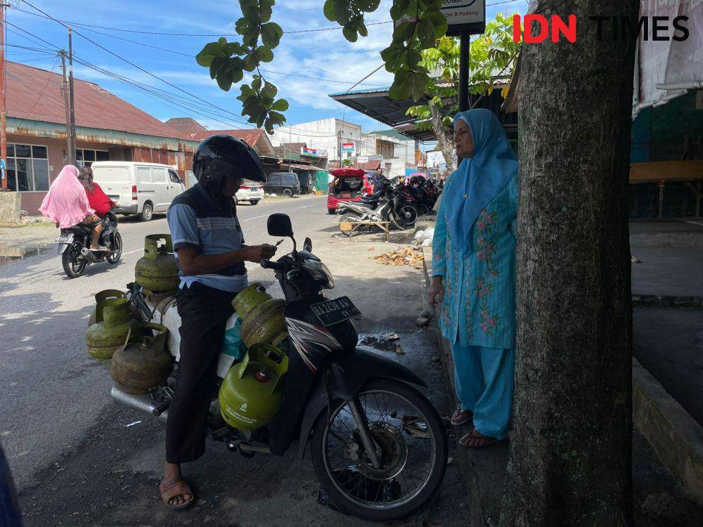Yasril membawa tabung gas yang kosong dan akan ditukarkan ke Pangkalan (Foto: IDN Times/Halbert Caniago)