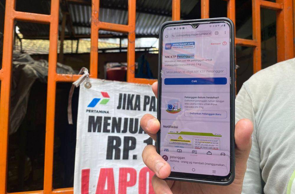 Salah satu pemilik pangkalan, Ahmad Abdullah Bayasut, menunjukkan aplikasi MAP (Merchant Apps  Pangkalan Pertamina) untuk mengidentifiaksi konsumen. (IDN Times/Erik Alfian)