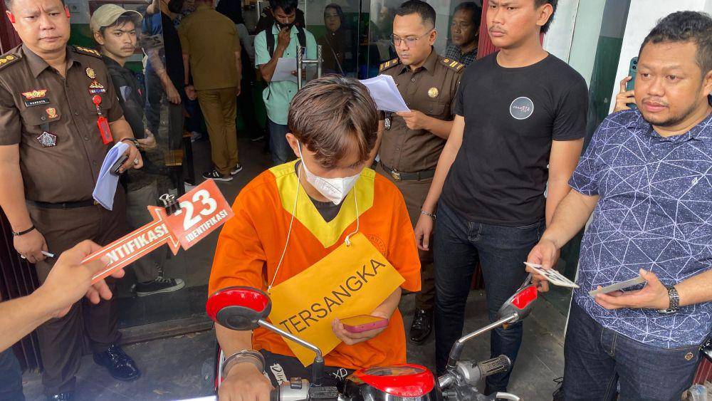 Salah satu adegan saat tersangka MR selesai menghabisi nyawa korban. (IDN Times/Erik Alfian)