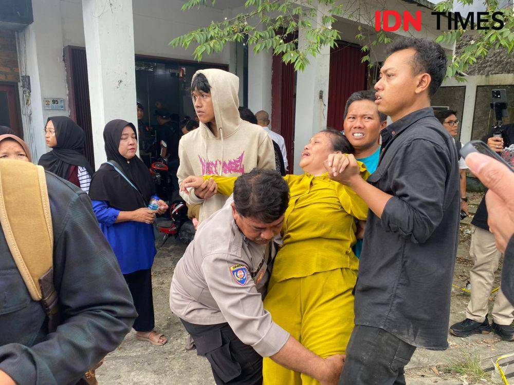 Ibu korban nyaris pingsan pada rekonstruksi kasus pembunuhan yang menewaskan RA, anak semata wayangnya. (IDN Times/Erik Alfian)
