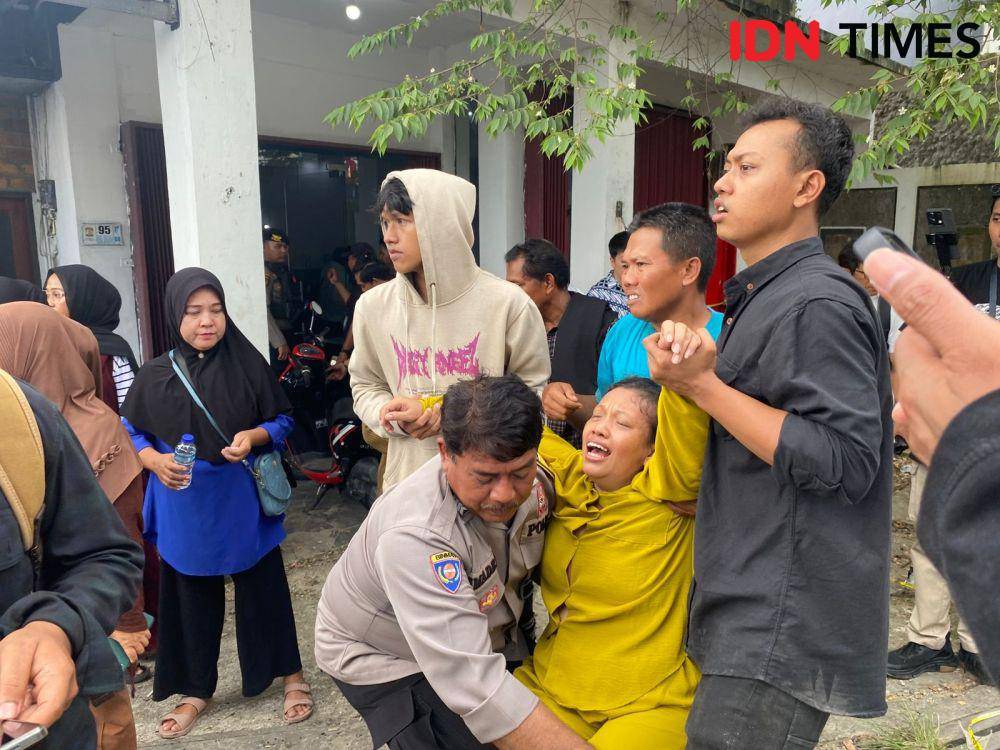 Ibu dari RA, korban pembunuhan di outlet makanan Korea dan Jepang di Balikpapan, berteriak histeris sesaat setelah rekonstruksi kasus pembunuhan, Senin (3/2/2025). (IDN Times/Erik Alfian)