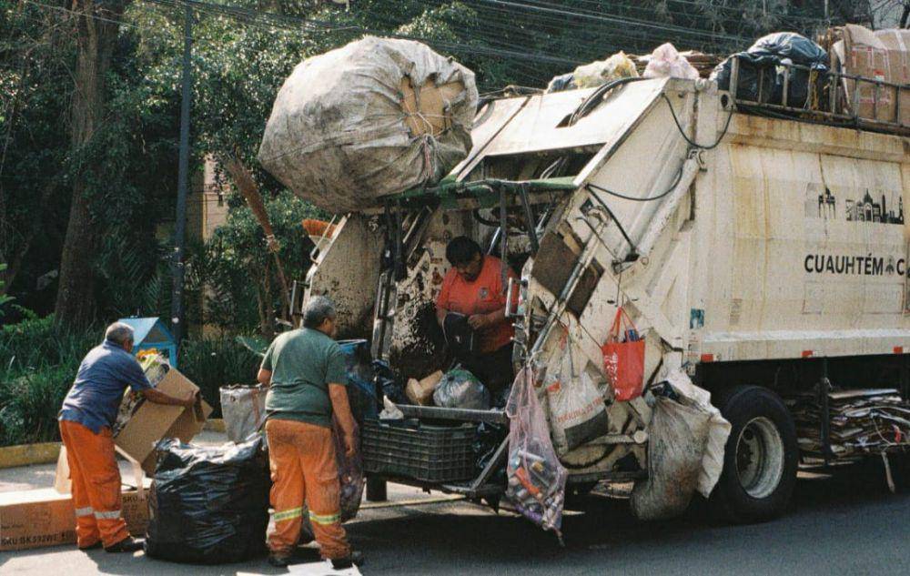 ilustrasi perusahaan dan masyarakat berkolaborasi dalam mengolah sampah (pexels.com/Tiarra Sorte))
