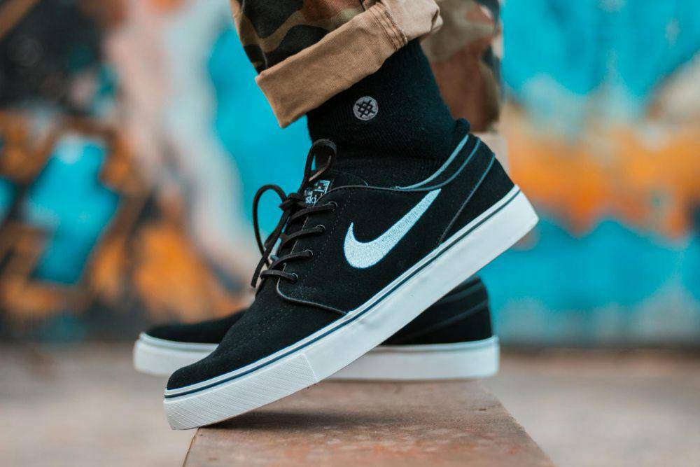 ilustrasi sneakers (pexels.com/Ray Piedra)
