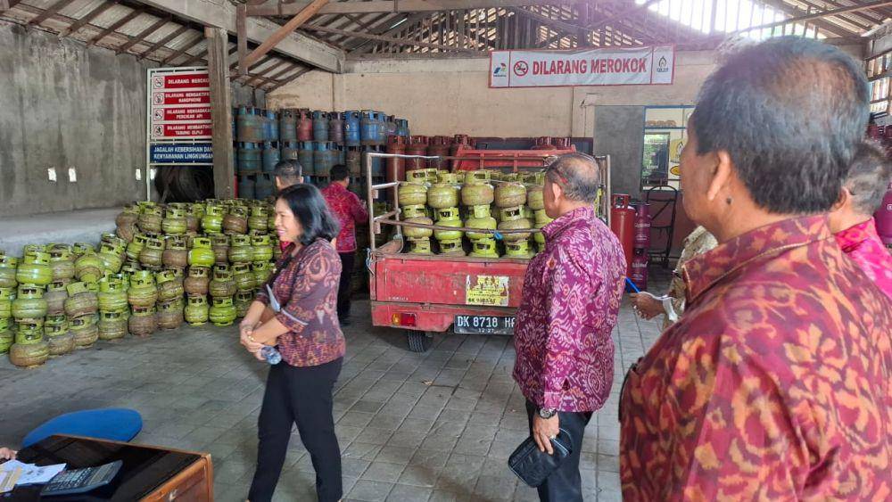 DPRD Tabanan memantau distribusi LPG 3 kilogram (Dok.IDN Times/Istimewa)