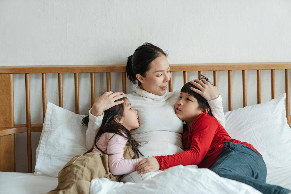 ilustrasi ibu berbicara dengan anak (pexels.com/Ketut Subiyanto)