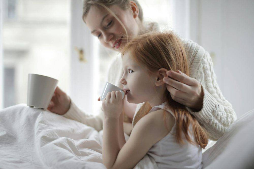 ilustrasi ibu dan anak sedang minum bersama (pexels.com/Andrea Piacquadio)