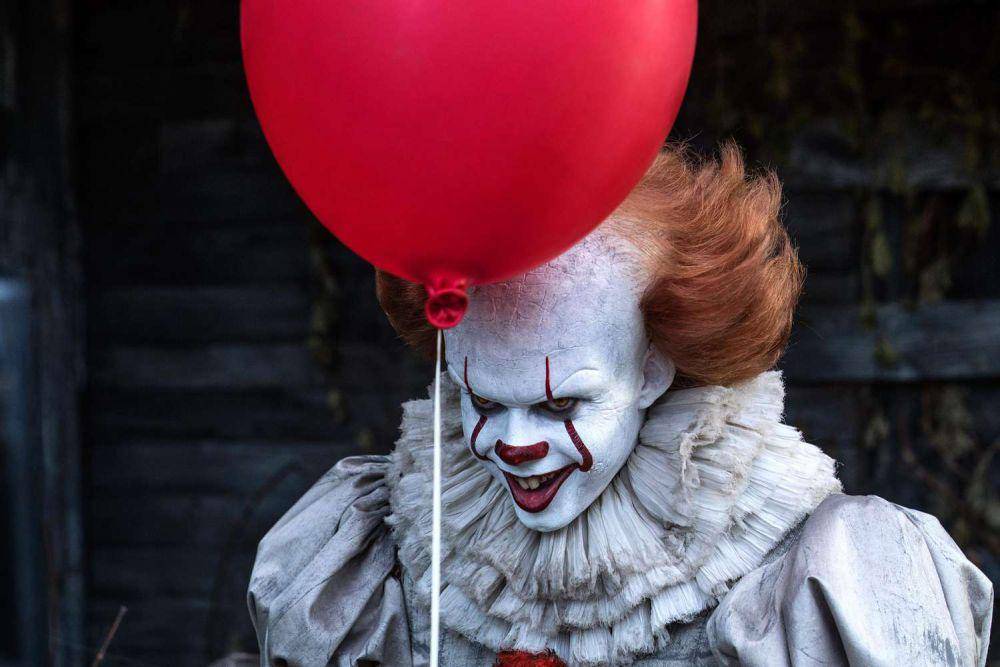 cuplikan adegan Pennywise yang diperankan Bill Skarsgård (dok. New Line Cinema/It)