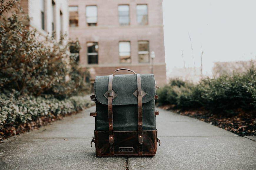 ilustrasi tas kerja (unsplash.com/Lina Verovaya)