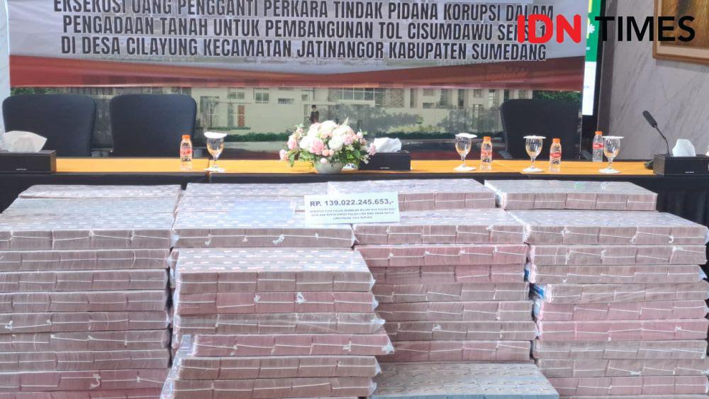 Kejati Jabar Pamerkan Uang Rp139 Miliar Hasil Korupsi Tol Cisumdawu