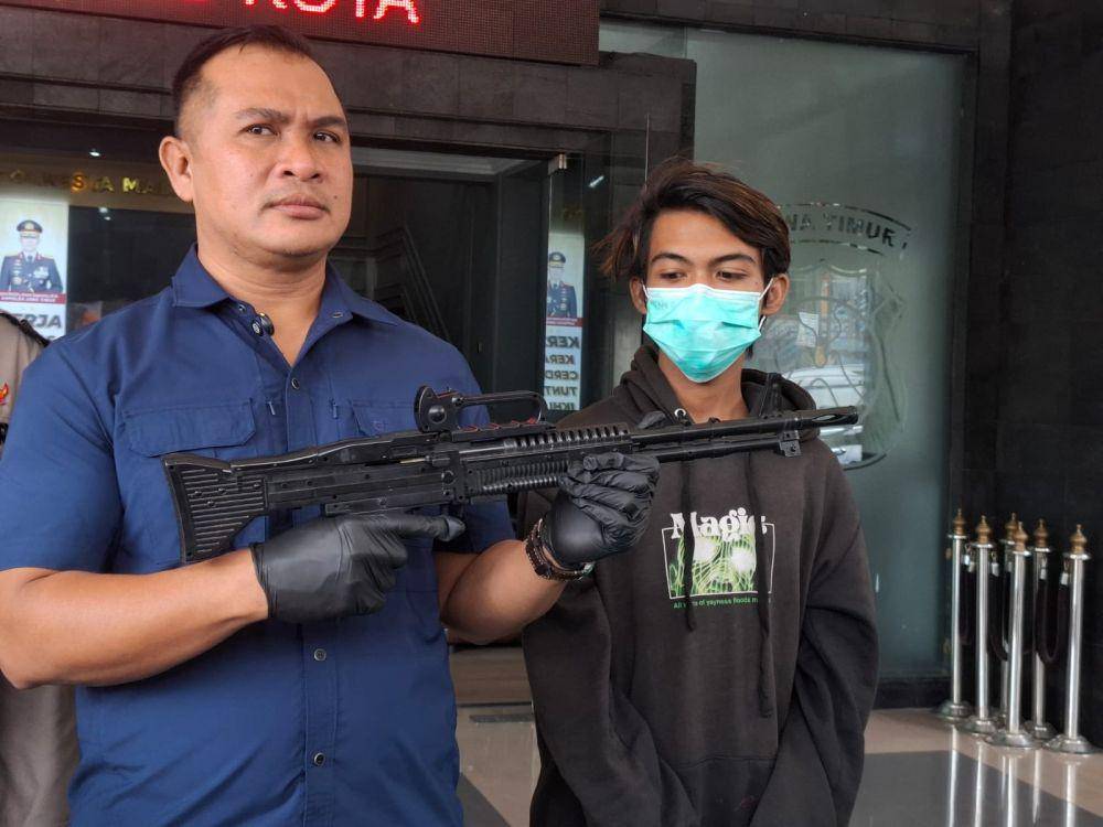 Konferensi pers video viral pemuda menenteng senapan di Kota Malang. (IDN Times/Rizal Adhi Pratama)
