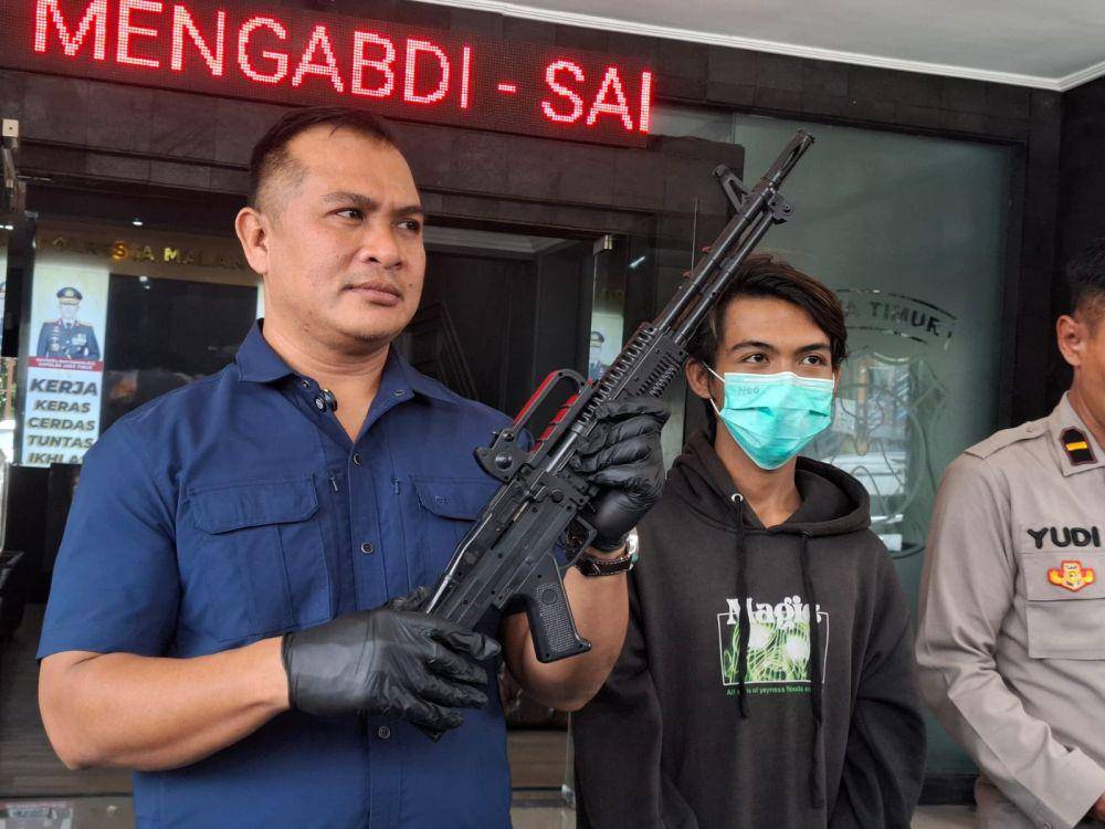 Konferensi pers video viral pemuda menenteng senapan di Kota Malang. (IDN Times/Rizal Adhi Pratama)