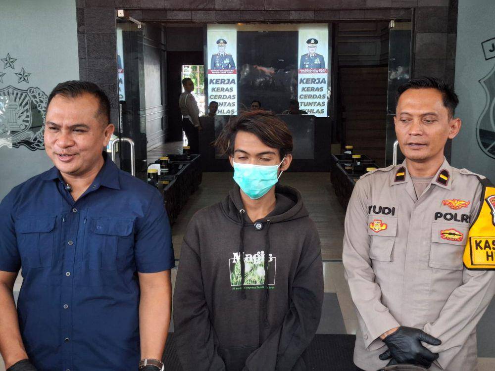 Konferensi pers video viral pemuda menenteng senapan di Kota Malang. (IDN Times/Rizal Adhi Pratama)