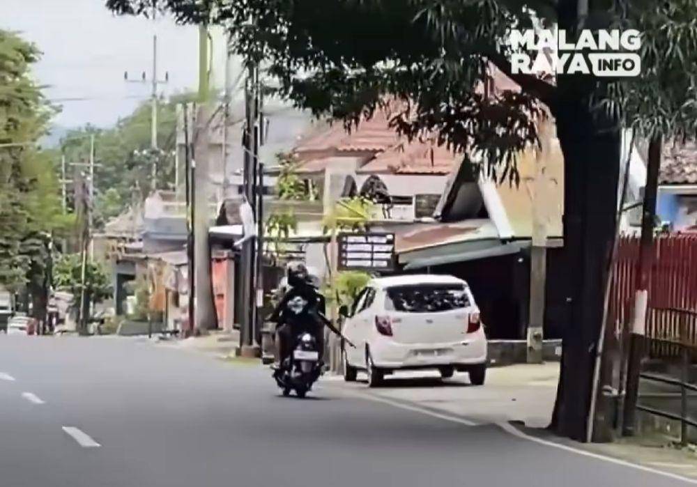 Video viral pemuda menenteng senapan di Kota Malang. (Instagram/malangraya_info)