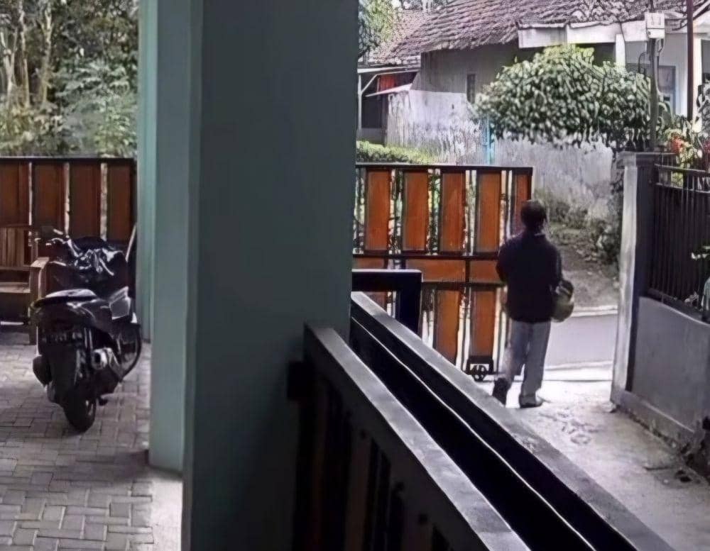 Tangkapan layar CCTV aksi pencurian tabung LPG di Kota Malang. (IDN Times/Istimewa)