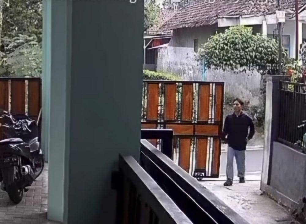 Tangkapan layar CCTV aksi pencurian tabung LPG di Kota Malang. (IDN Times/Istimewa)