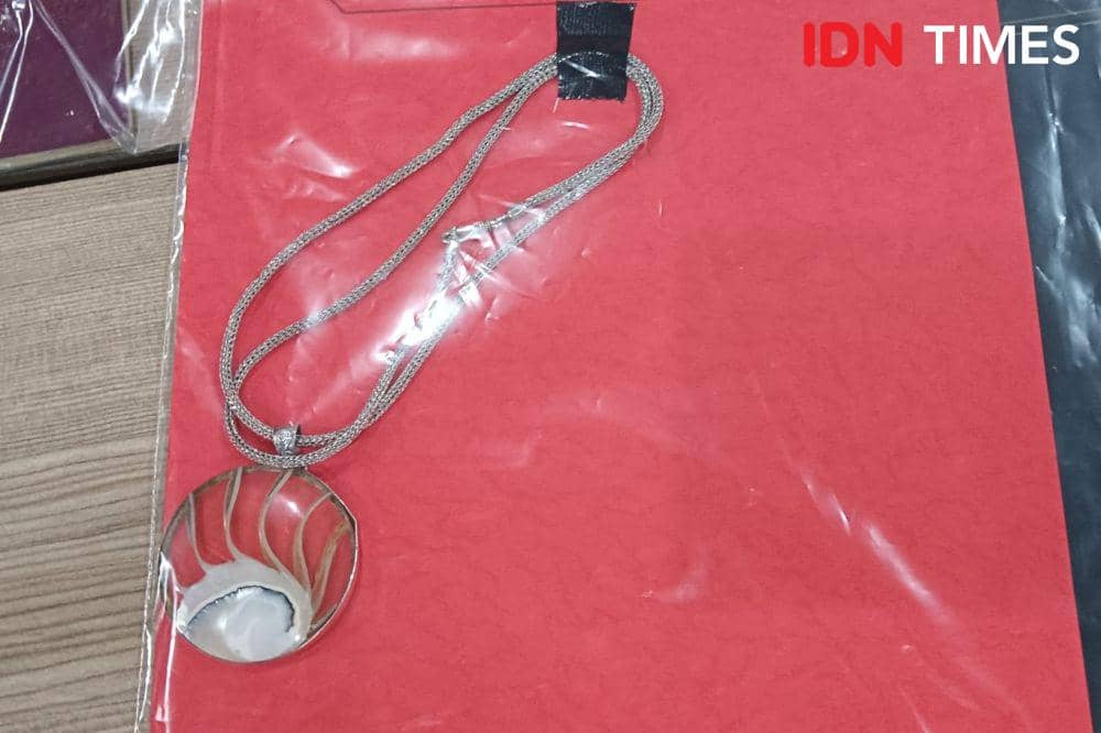 Barang bukti pencurian yang dilakukan WN, Kanada Christopher Boyd Young di Sanur (IDN Times/Ayu Afria)