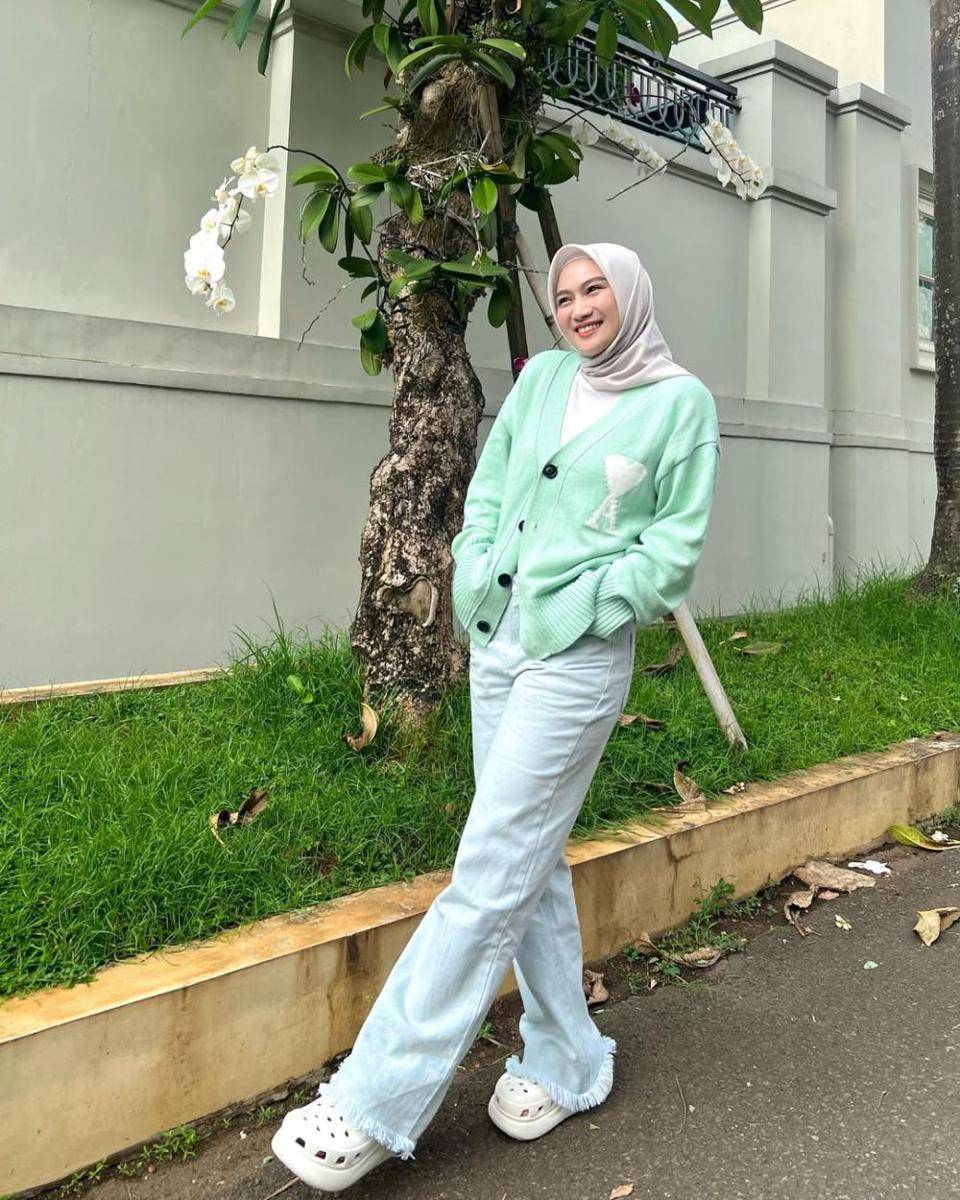 gaya outfit hangout ala Melody Laksani (instagram.com/melodylaksani92)