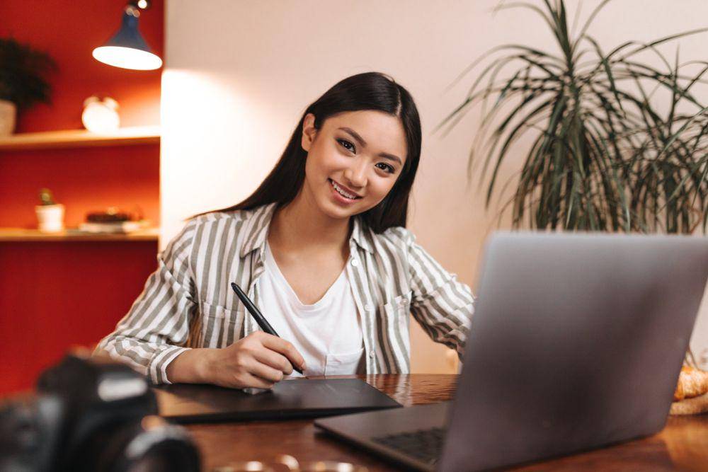 Ilustrasi freelancer (freepik.com/lookstudio)