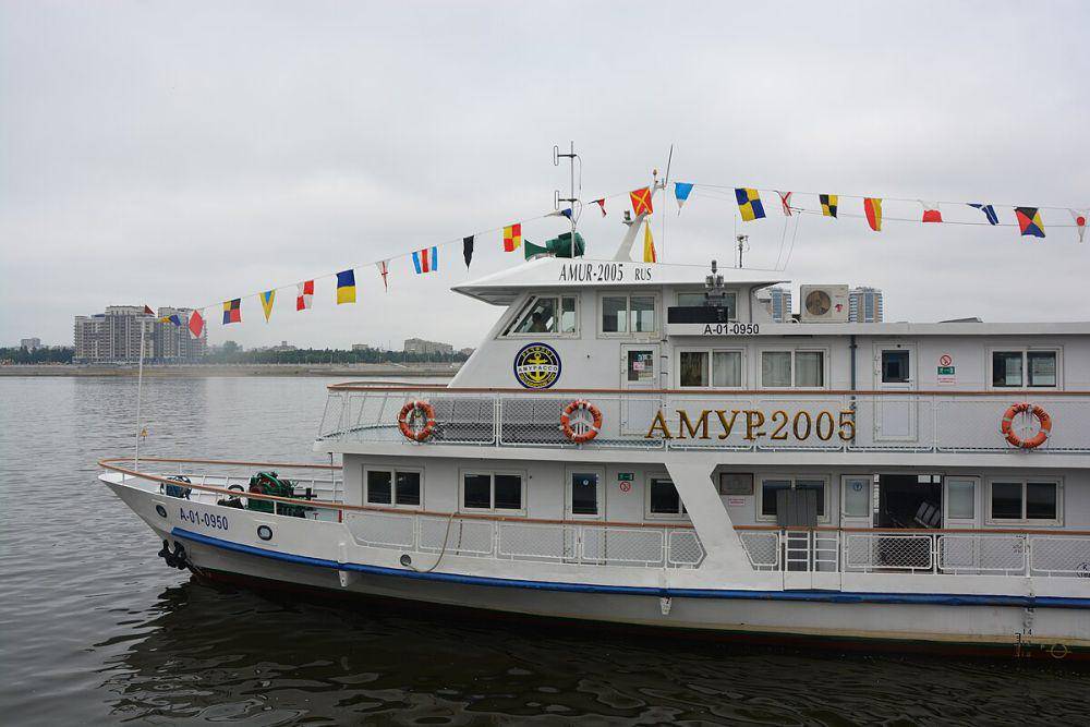 Sebuah kapal sedang melewati Sungai Amur. (commons.wikimedia.org/Jonashtand)