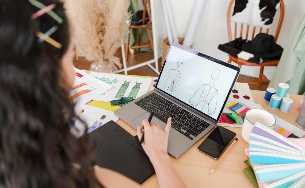 Ilustrasi membuat desain pakaian (freepik.com/our-team)