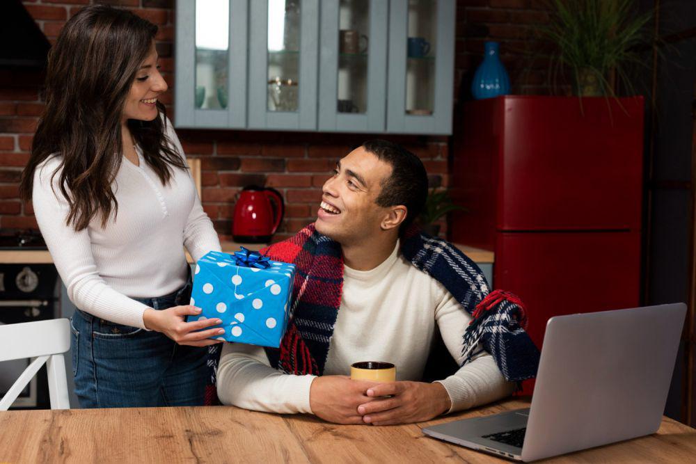 5 Kado Valentine yang Bisa Bikin Pasangan Workaholic Merasa Bahagia