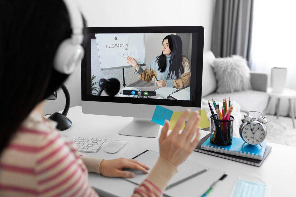 Ilustrasi mengukuti les online (freepik.com/freepik)
