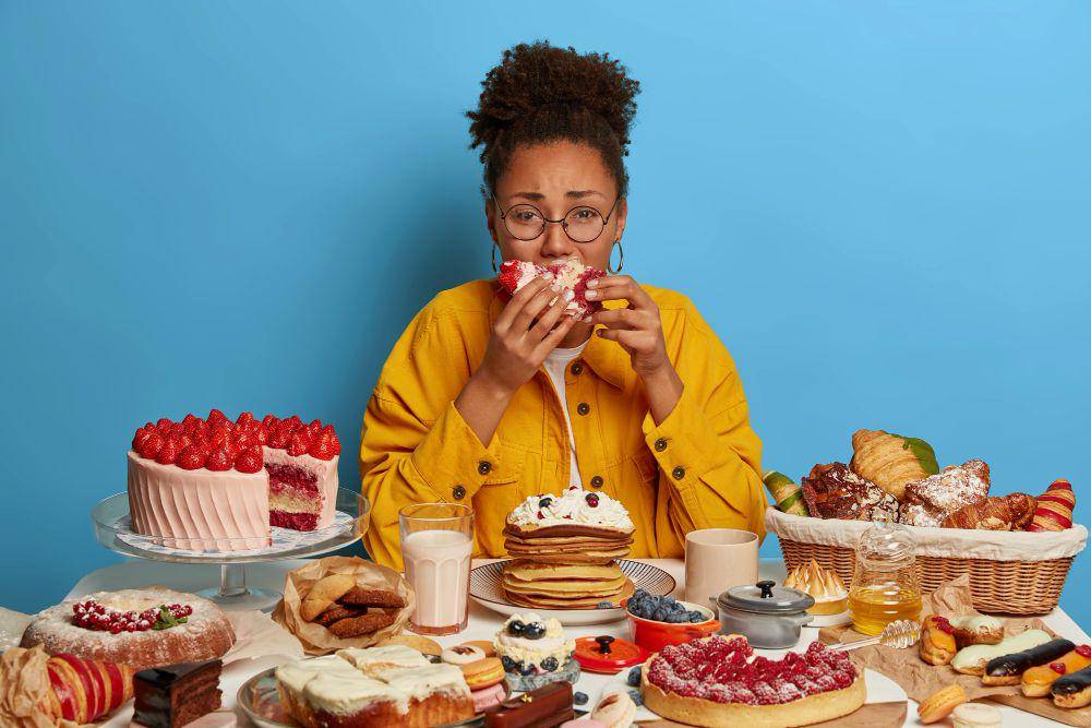 ilustrasi makan berlebihan (freepik.com/wayhomestudio)