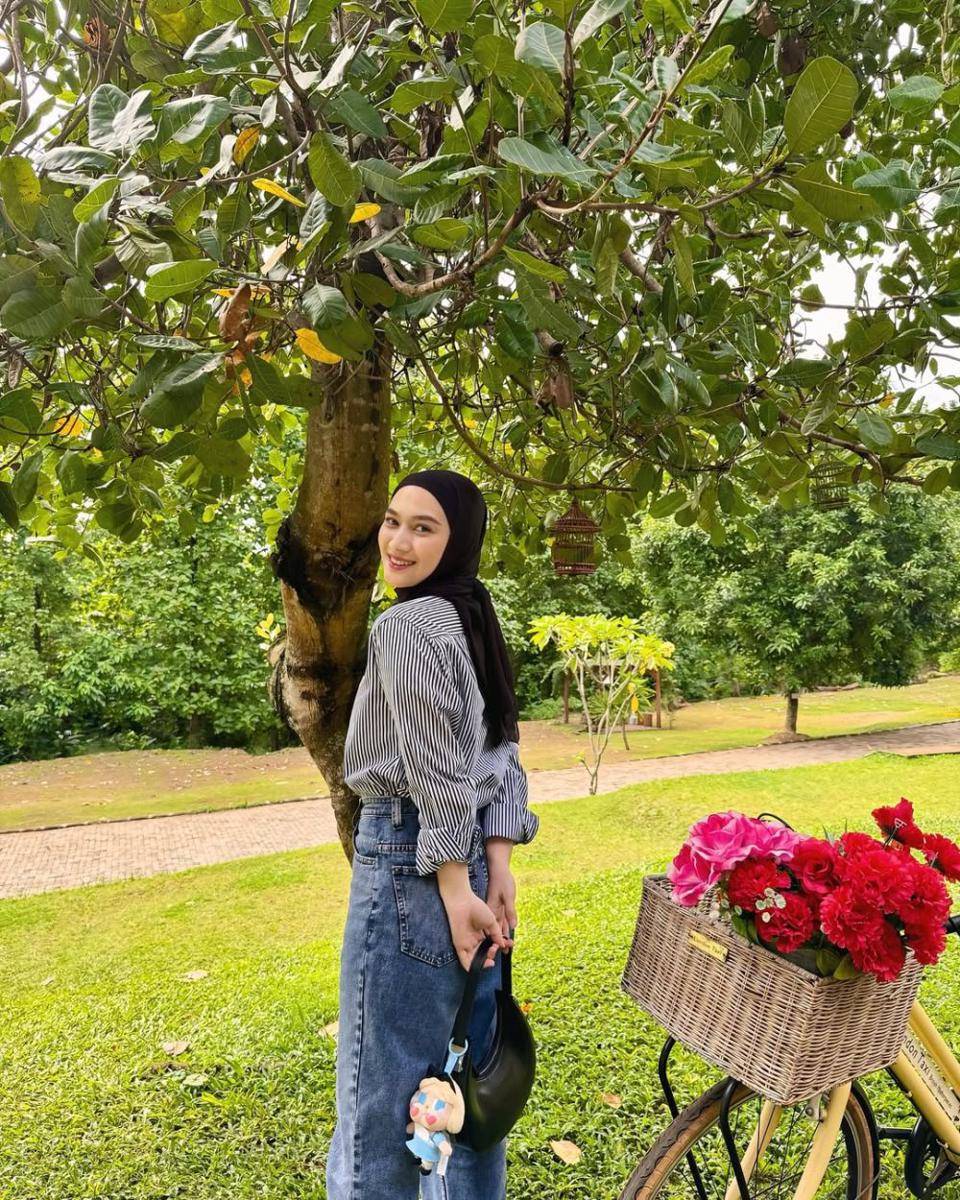 gaya outfit hangout ala Melody Laksani (instagram.com/melodylaksani92)
