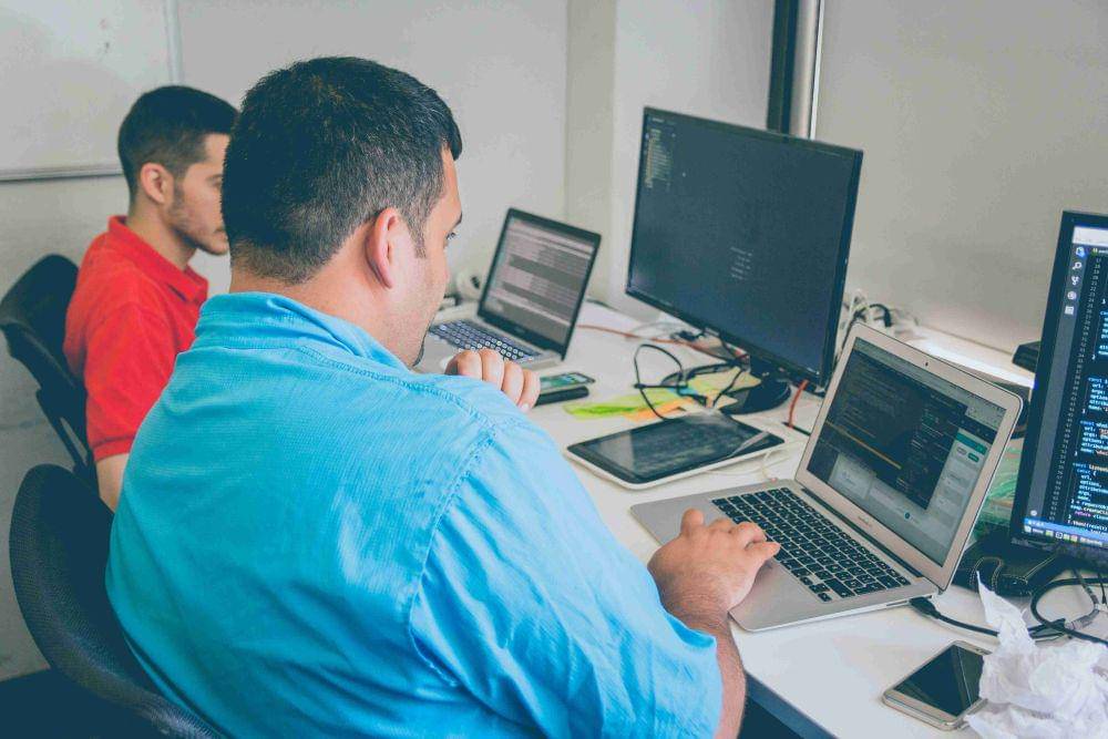 ilustrasi pria bekerja di tempat baru (unsplash.com/Alvaro Reyes)