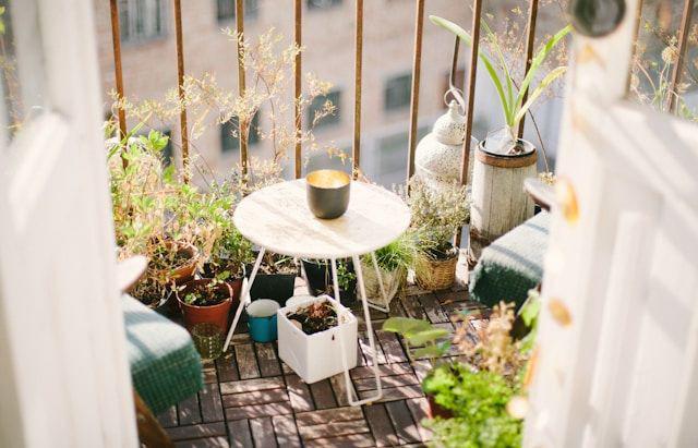 ilustrasi balkon (unsplash.com/Artur Aleksanian)