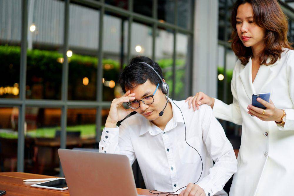 ilustrasi foto seorang pria stress karena bisnis. (freepik.com/chinnarach)