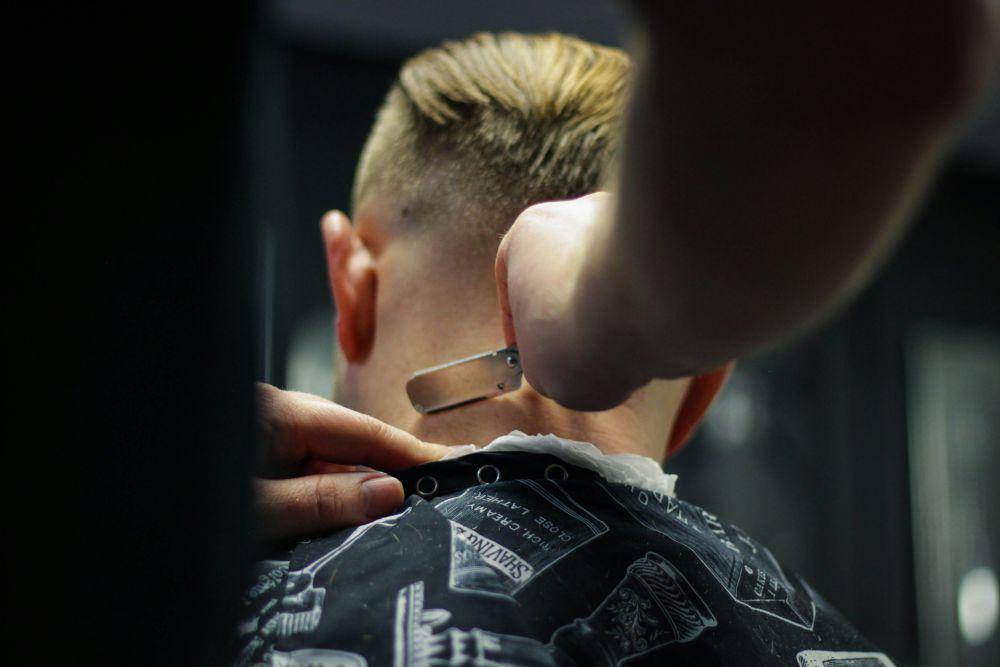 ilustrasi pria sedang potong rambut (unsplash.com/Chris Knight)