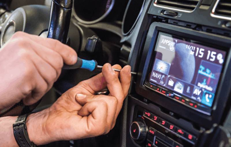ilustrasi pemasangan perangkat audio baru di dalam sebuah mobil (autotrim-md.com)