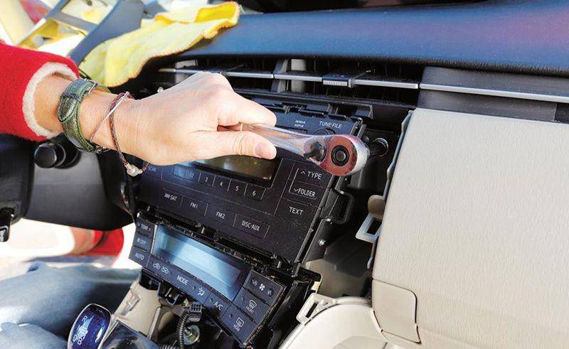 ilustrasi proses pemasangan sistem audio mobil di sebuah bengkel (crutchfield.com)
