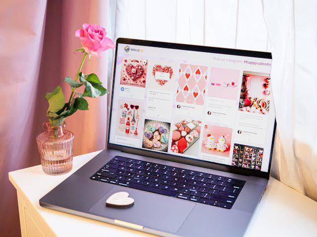 contoh bermain media sosial (Pexels.com/Walls.io)