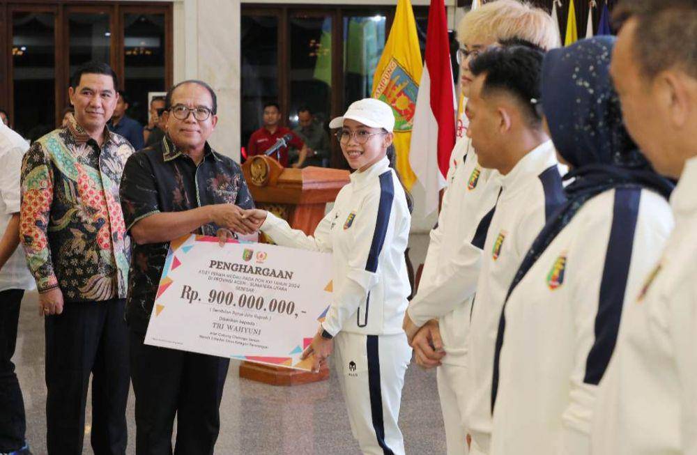 Pemprov Lampung menyalurkan bonus atlet dan pelatih peraih medali di PON 2024. (Dok. Pemprov Lampung).
