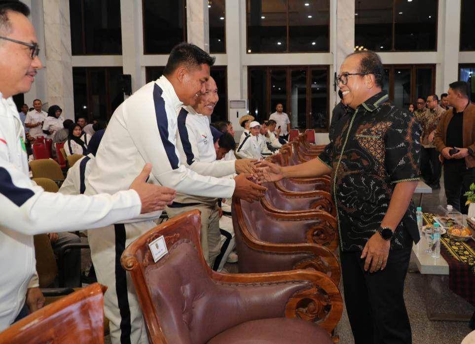 Pemprov Lampung menyalurkan bonus atlet dan pelatih peraih medali di PON 2024. (Dok. Pemprov Lampung).