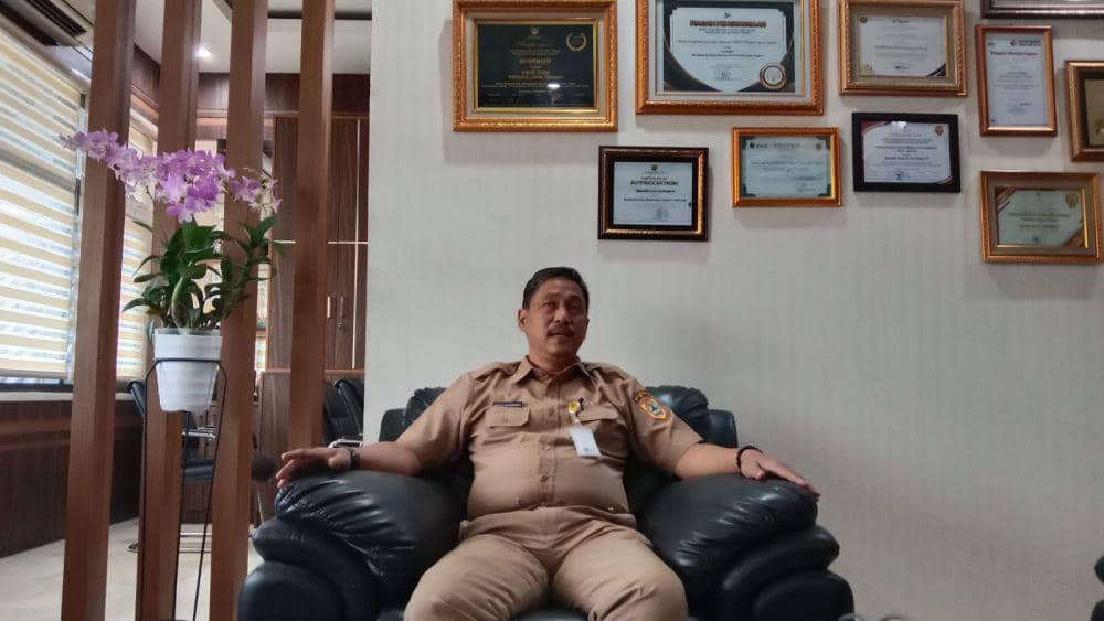 Kepala Dinas ESDM Jateng Boedyo Dharmawan saat berbincang di ruang kerjanya. (IDN Times/Fariz Fardianto)