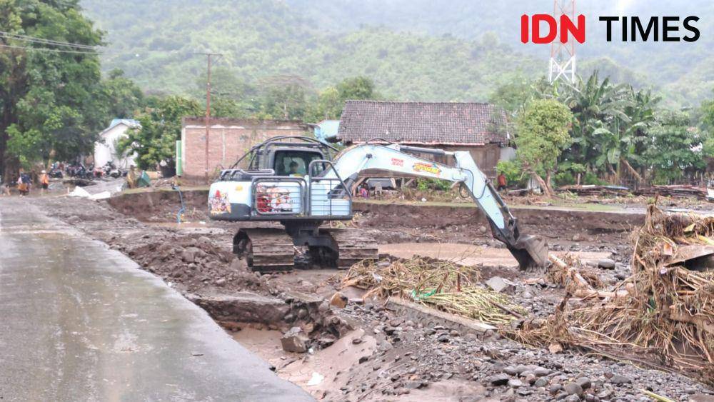Foto alat berat saat buat jalan darurat di Desa Nangawera Kecamatan Wera Kabupaten Bima (Dok/Istimewa)